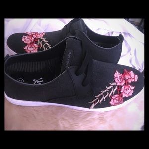 Zapatillas color negro con bordados florales